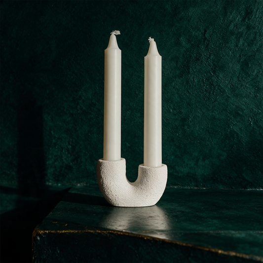 Eco Resin double candle holder – Produktansicht vor tiefem Smaragdgrün