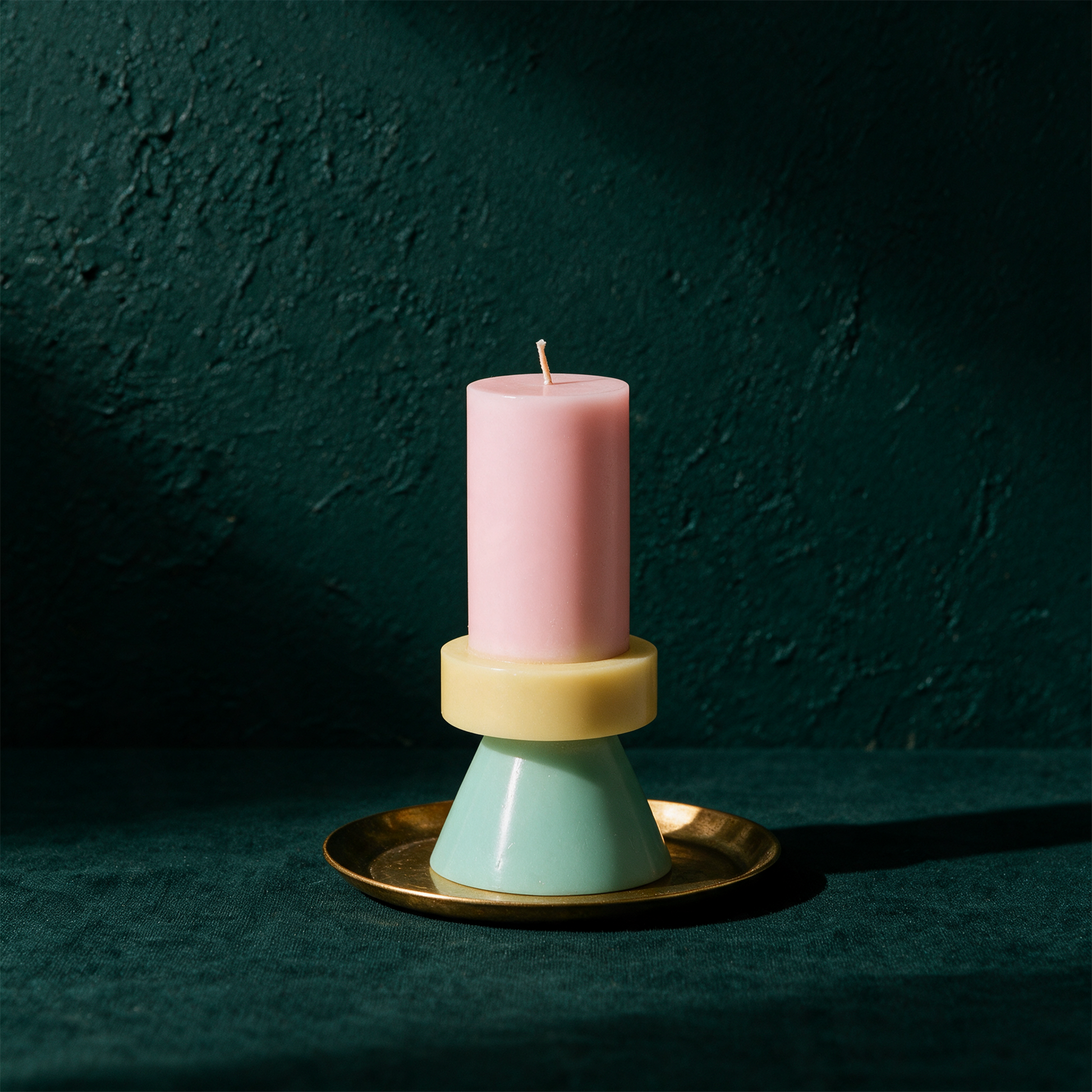 STACK CANDLE TALL - FLOSS PINK / PALE YELLOW / MINT – Produktansicht vor tiefem Smaragdgrün