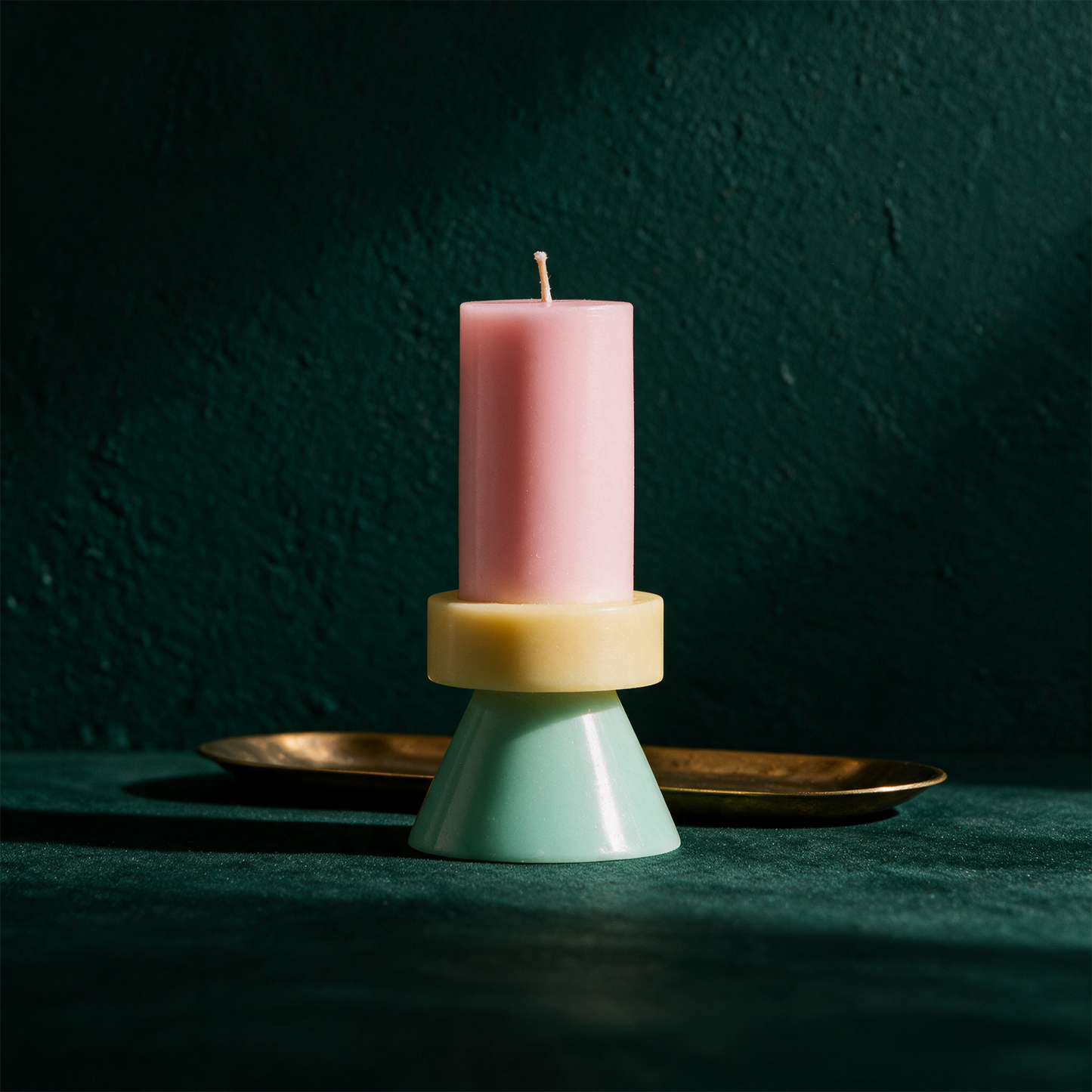 STACK CANDLE TALL - FLOSS PINK / PALE YELLOW / MINT – Anwendung vor tiefem Smaragdgrün