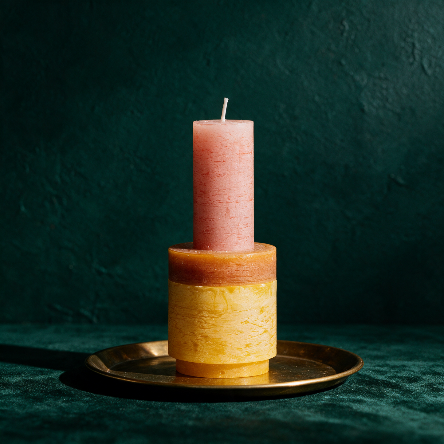 CANDLE STACK 02 Yellow – Produktansicht vor tiefem Smaragdgrün