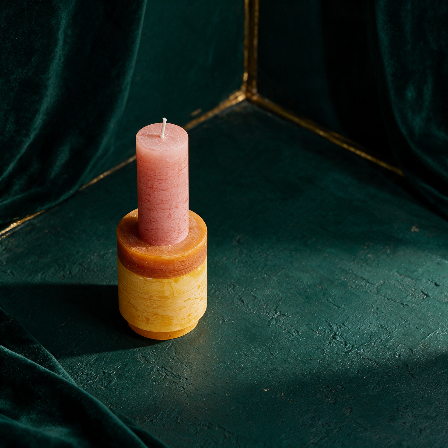CANDLE STACK 02 Yellow – alternative Produktansicht vor tiefem Smaragdgrün