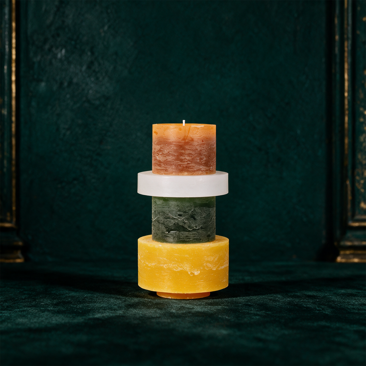 CANDLE STACK 04 -Green & Yellow – Produktansicht vor tiefem Smaragdgrün