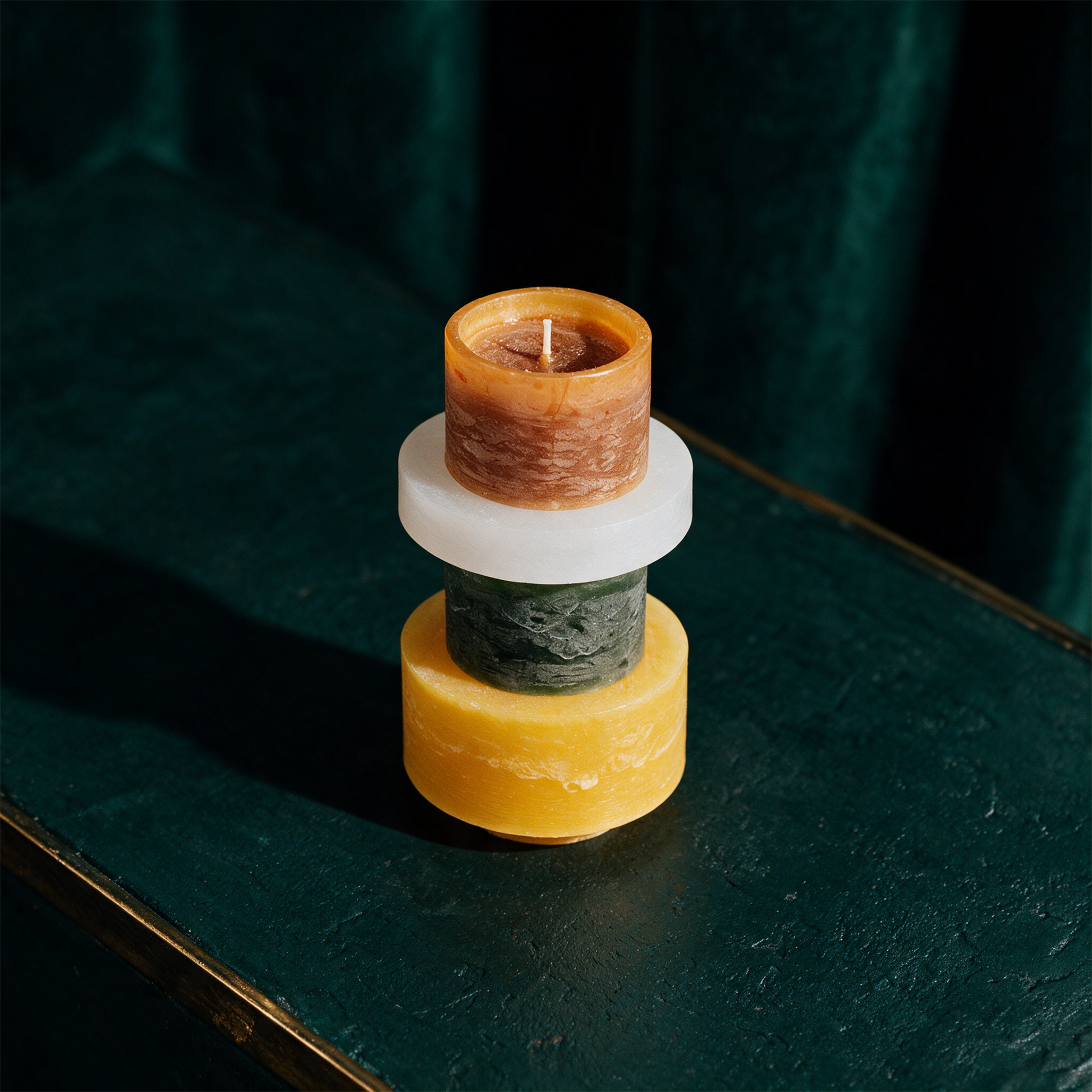 CANDLE STACK 04 -Green & Yellow – alternative Produktansicht vor tiefem Smaragdgrün