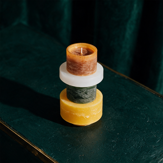 CANDLE STACK 04 -Green & Yellow – alternative Produktansicht vor tiefem Smaragdgrün
