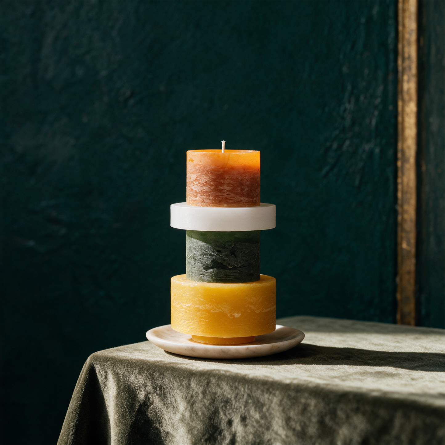 CANDLE STACK 04 -Green & Yellow – Anwendung vor tiefem Smaragdgrün