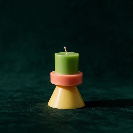 STACK CANDLE MINI - LIME GREEN / CORAL / YELLOW – Detailansicht vor tiefem Smaragdgrün