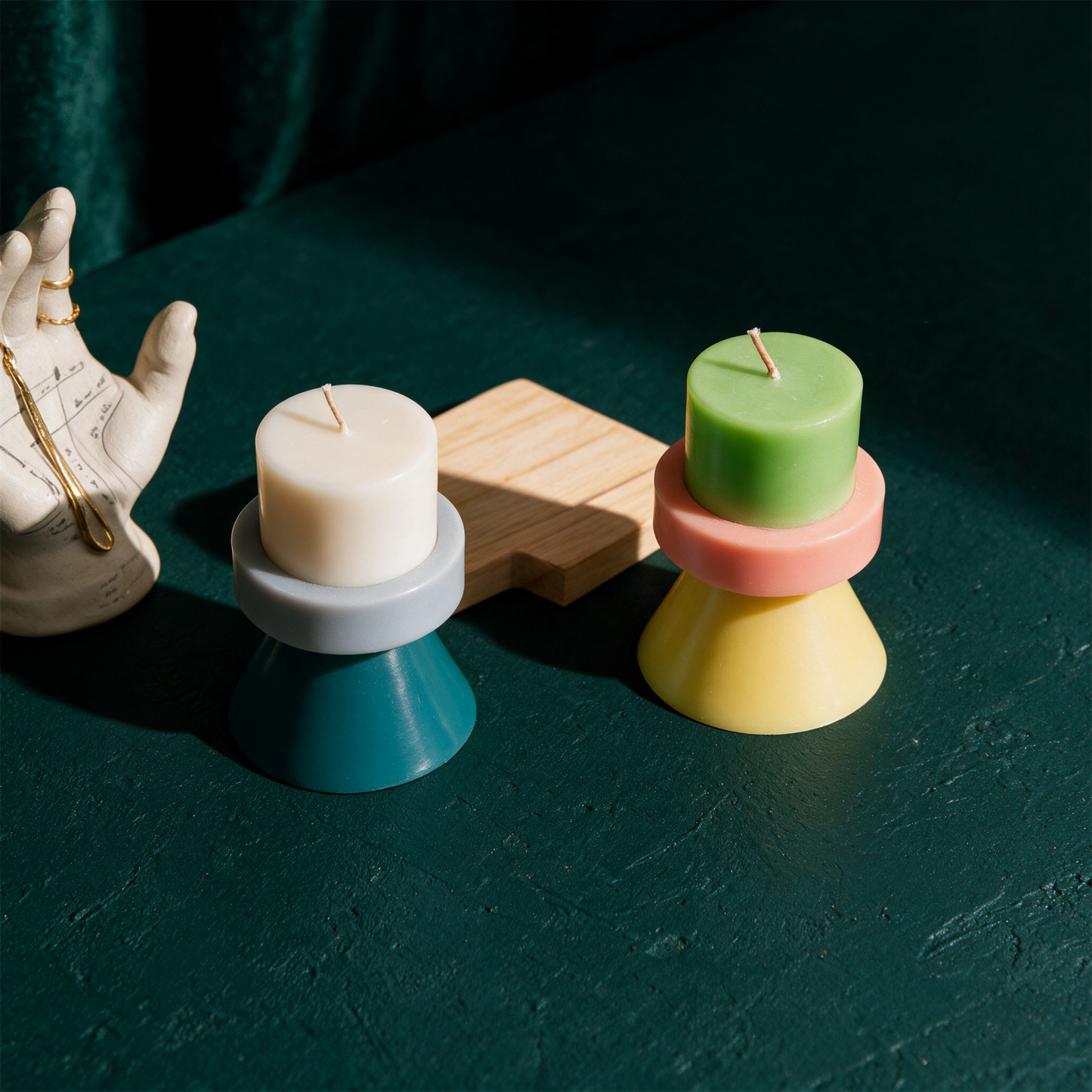 STACK CANDLE MINI - LIME GREEN / CORAL / YELLOW – Material- und Setansicht vor tiefem Smaragdgrün
