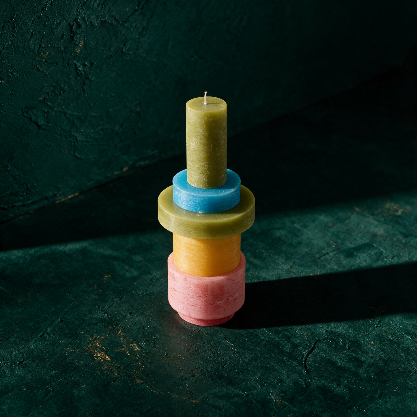 CANDLE STACK 03 - Pink and YELLOW – alternative Produktansicht vor tiefem Smaragdgrün