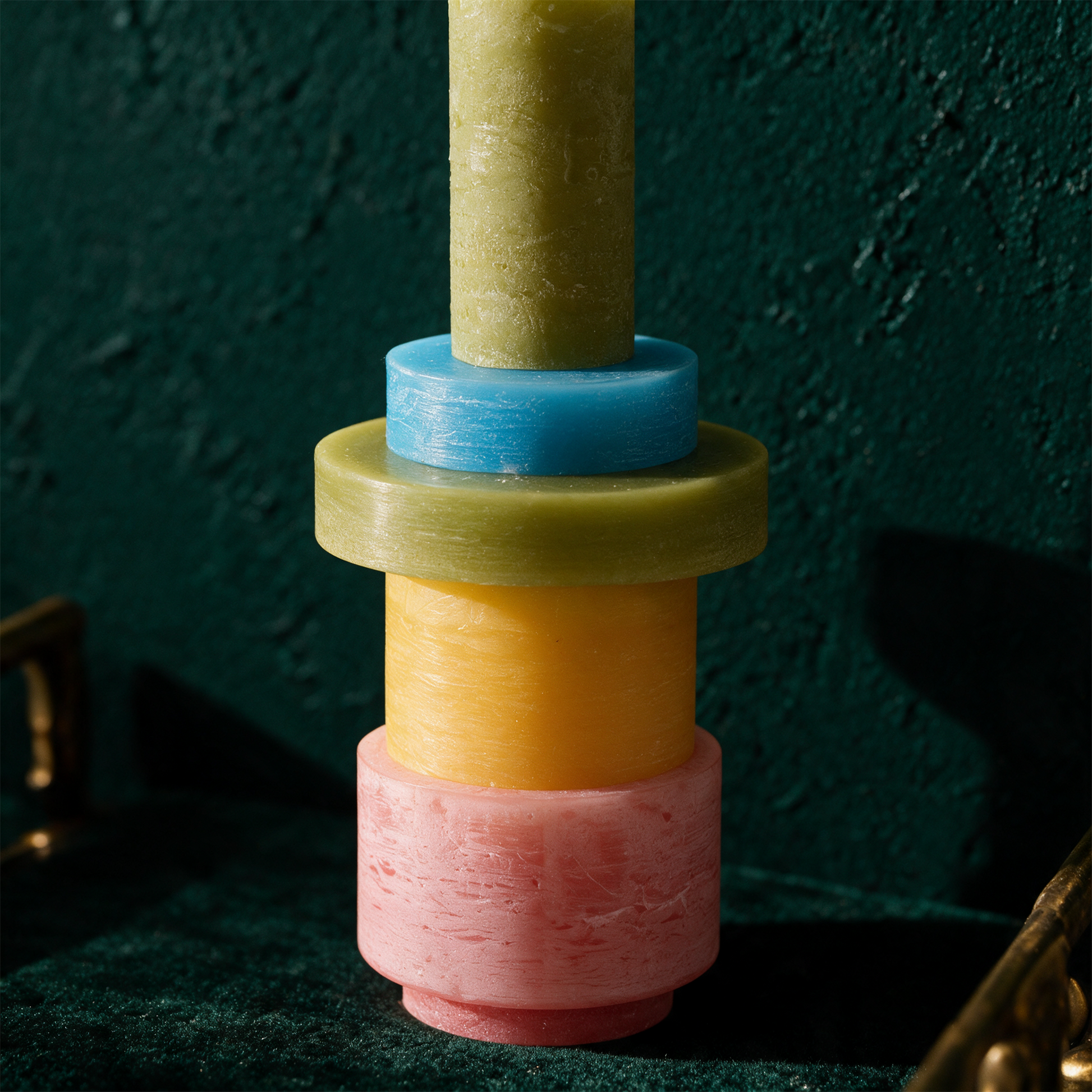 CANDLE STACK 03 - Pink and YELLOW – Detailansicht vor tiefem Smaragdgrün