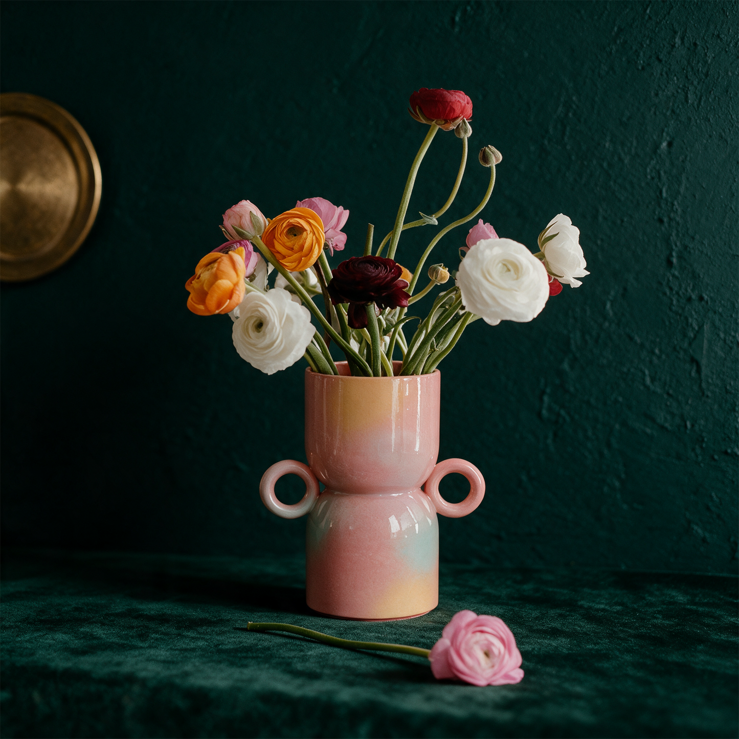 EUPHORIA FLOWER VASE – Produktansicht vor tiefem Smaragdgrün