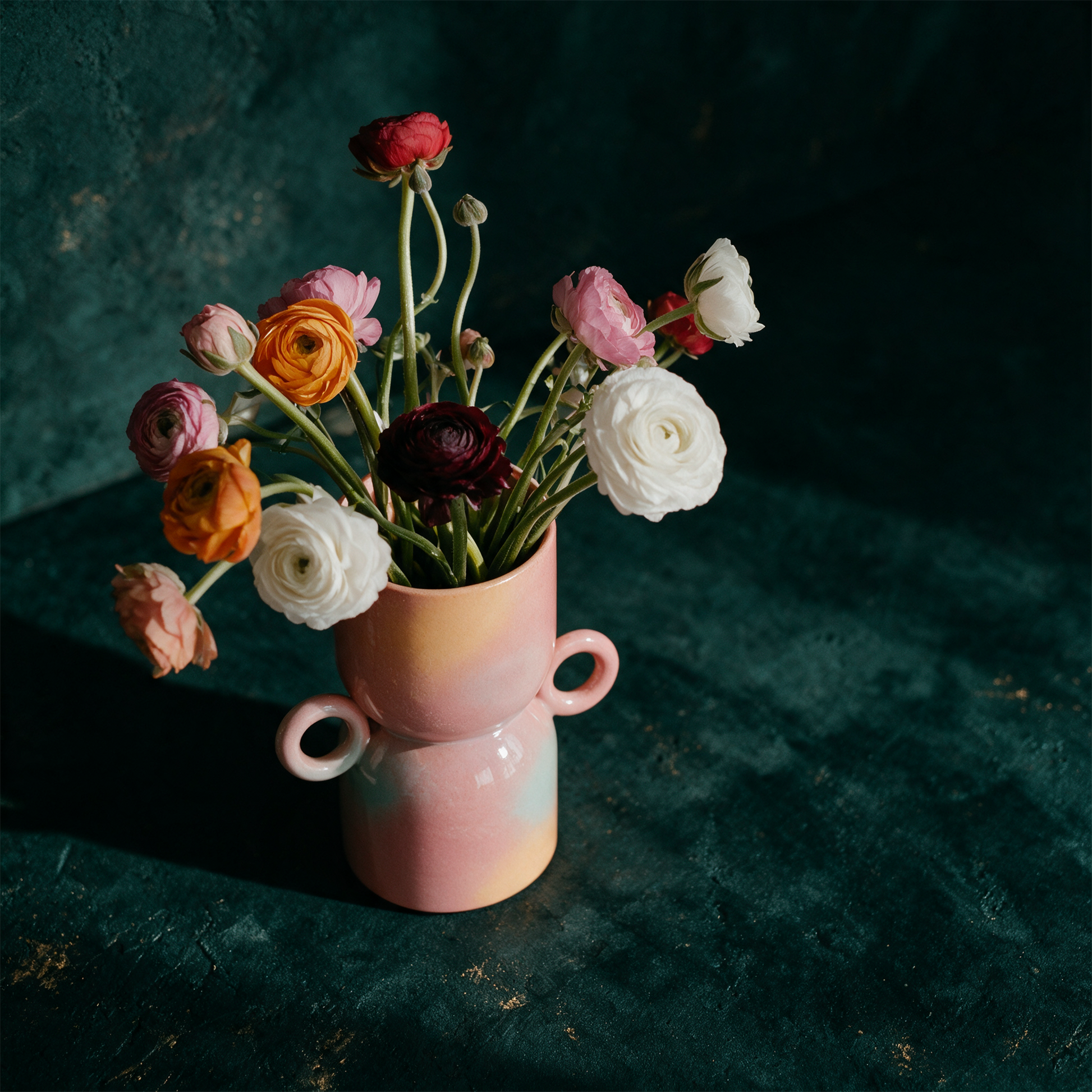 EUPHORIA FLOWER VASE – alternative Produktansicht vor tiefem Smaragdgrün