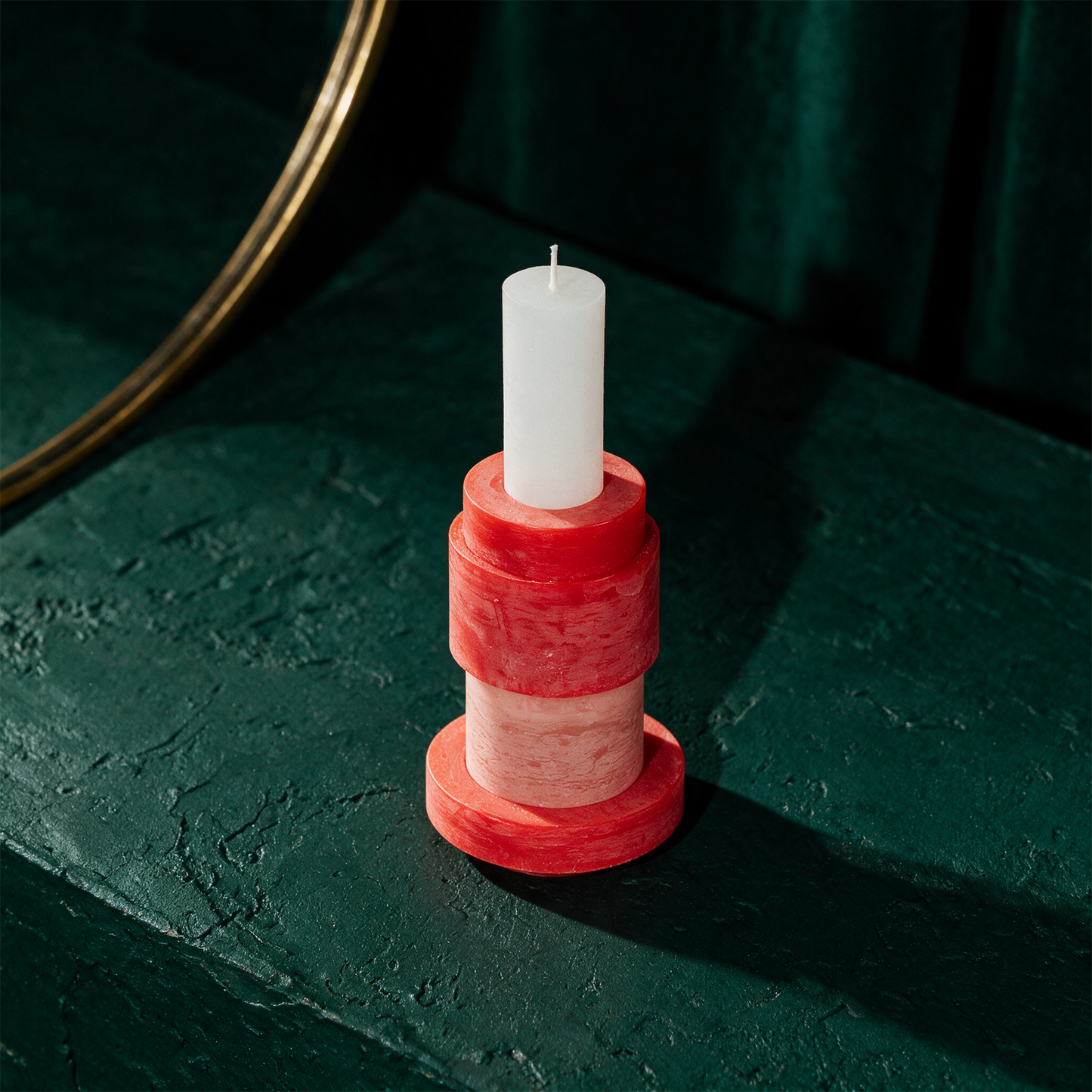 CANDLE STACK 03 - Red and Pink – alternative Produktansicht vor tiefem Smaragdgrün