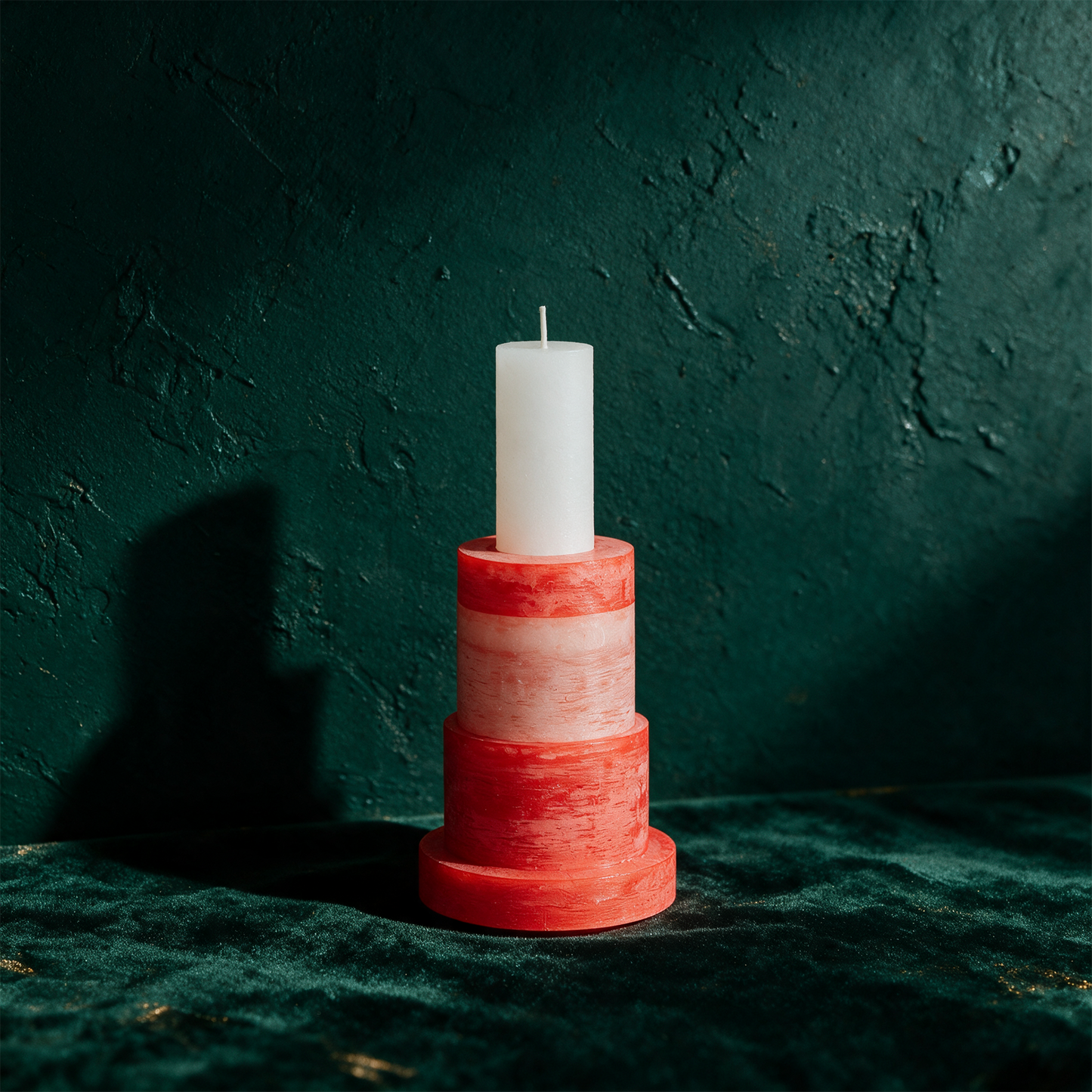 CANDLE STACK 03 - Red and Pink – Anwendung vor tiefem Smaragdgrün