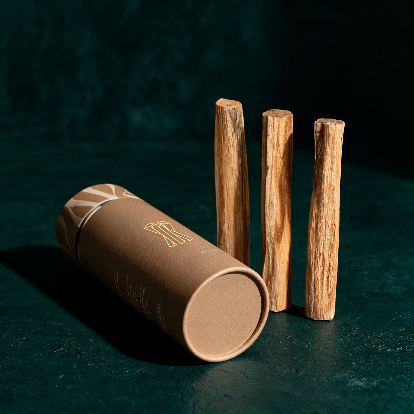Palo Santo 3er Set | Heiliges Räucherholz aus Peru – Rückseite oder Verschlussansicht vor tiefem Smaragdgrün