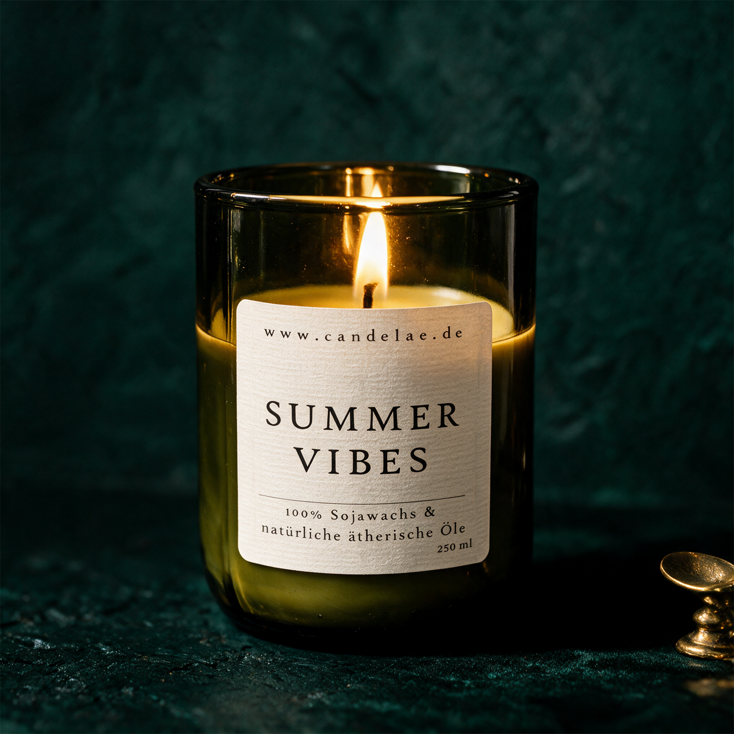 Summer Vibes Duftkerze | Sojawachs-Kerze mit Orange, Wacholder & Eukalyptus – Detailansicht vor tiefem Smaragdgrün