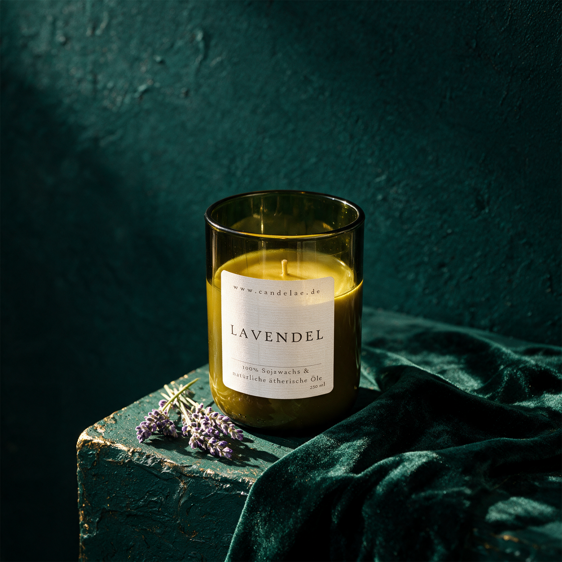 Lavendel Duftkerze | Sojawachs-Kerze mit Lavendelöl für Entspannung pur – alternative Produktansicht vor tiefem Smaragdgrün