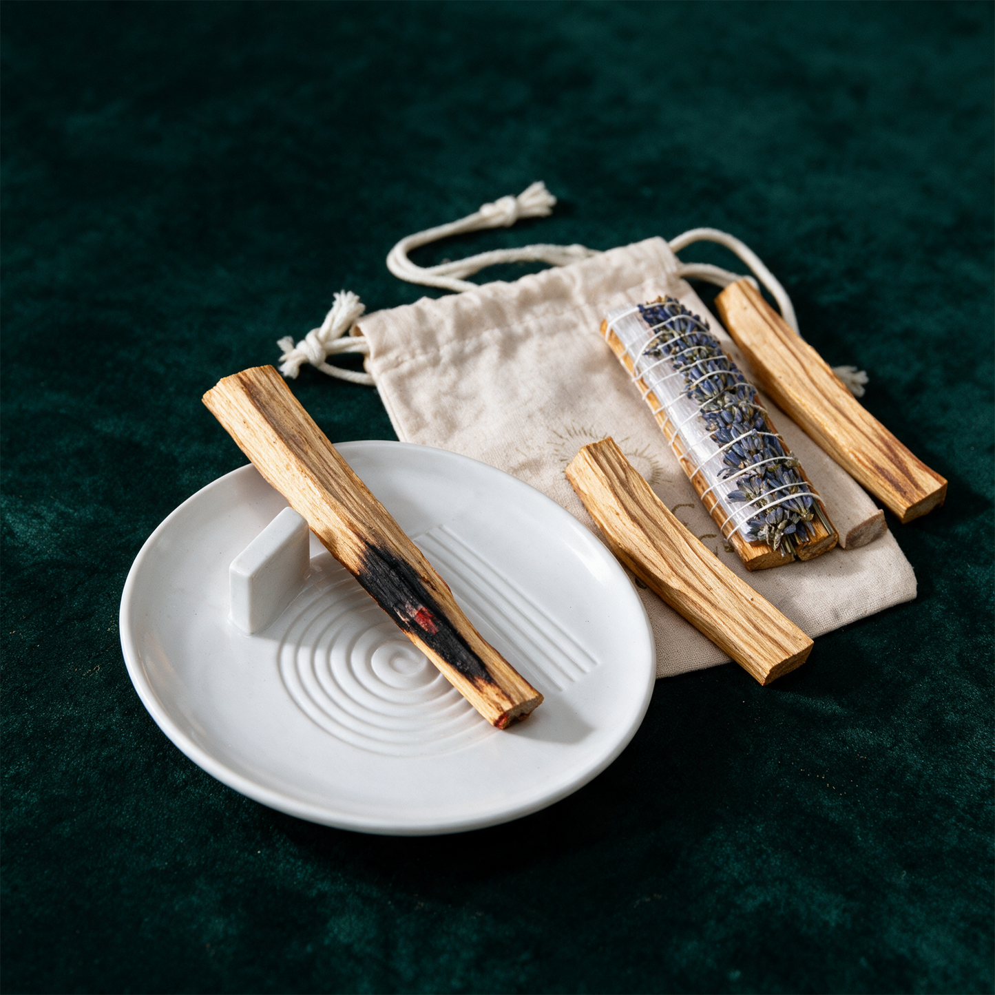 Palo Santo RÃ¤ucherset | Starter fÃ¼r Yoga & Reinigung â€“ RÃ¼ckseite oder Verschlussansicht vor tiefem SmaragdgrÃ¼n