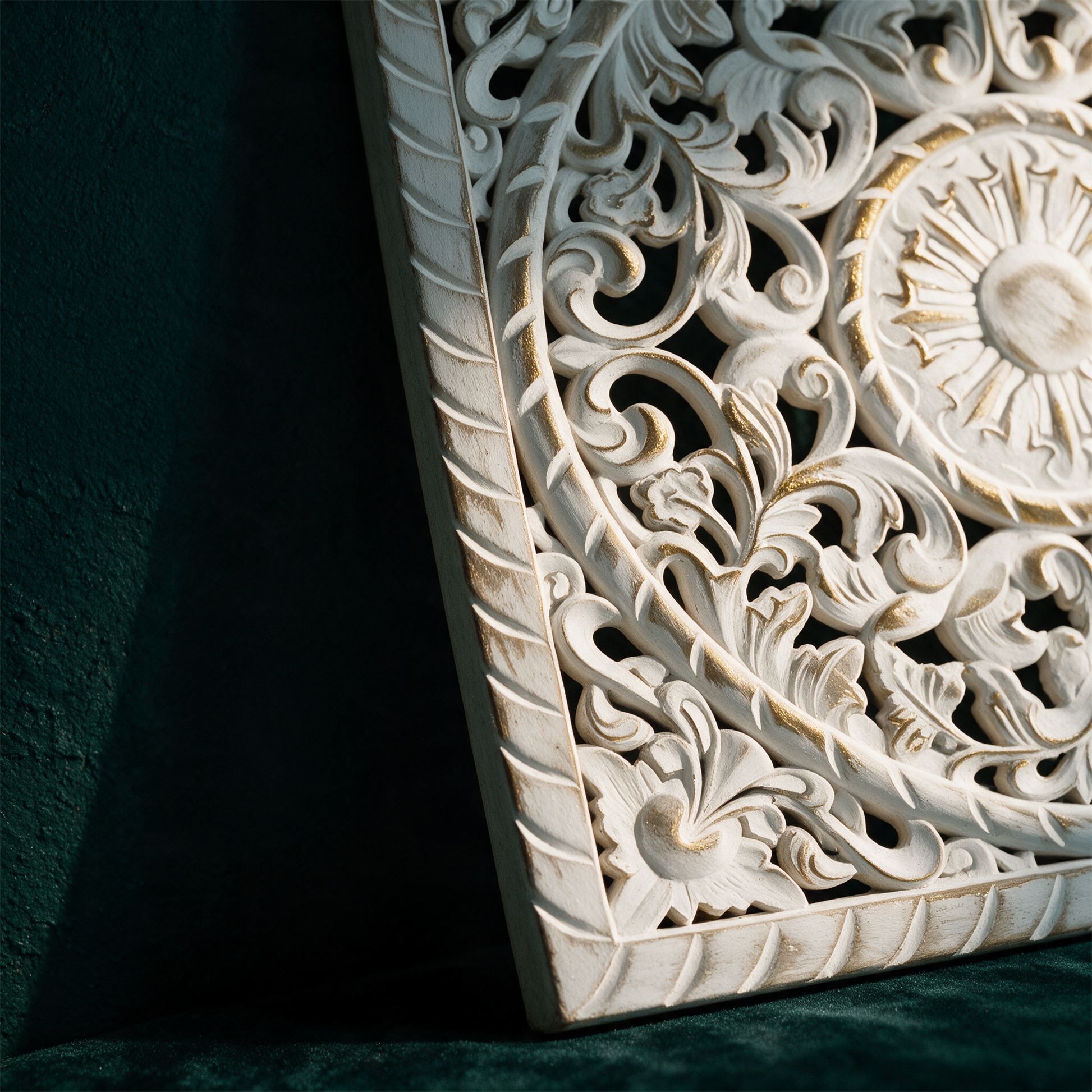 Wandbild Holzbild Ornament weiß gold 40x40 cm Landhaus Mandala shabby – Detailansicht vor tiefem Smaragdgrün