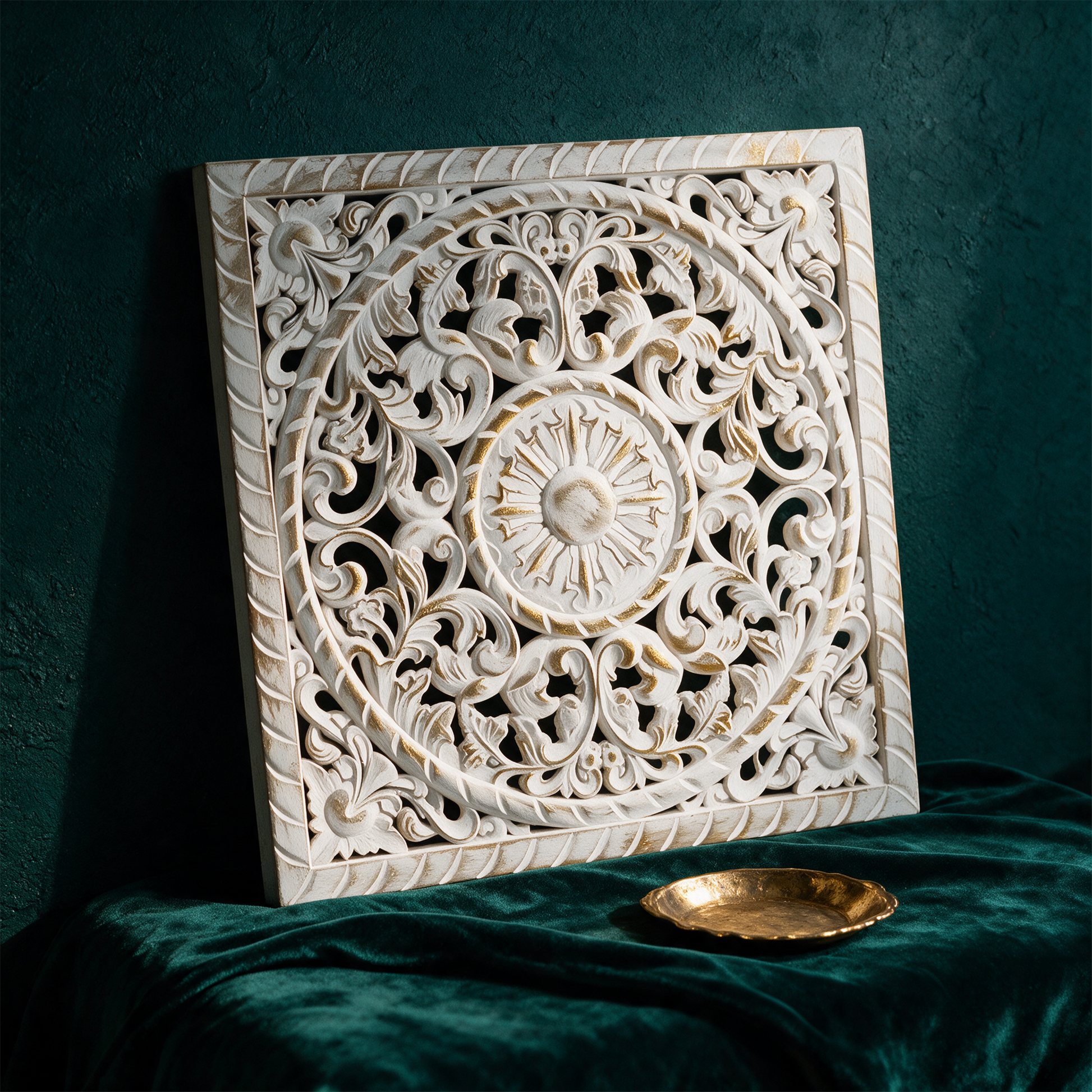 Wandbild Holzbild Ornament weiß gold 40x40 cm Landhaus Mandala shabby – Anwendung vor tiefem Smaragdgrün