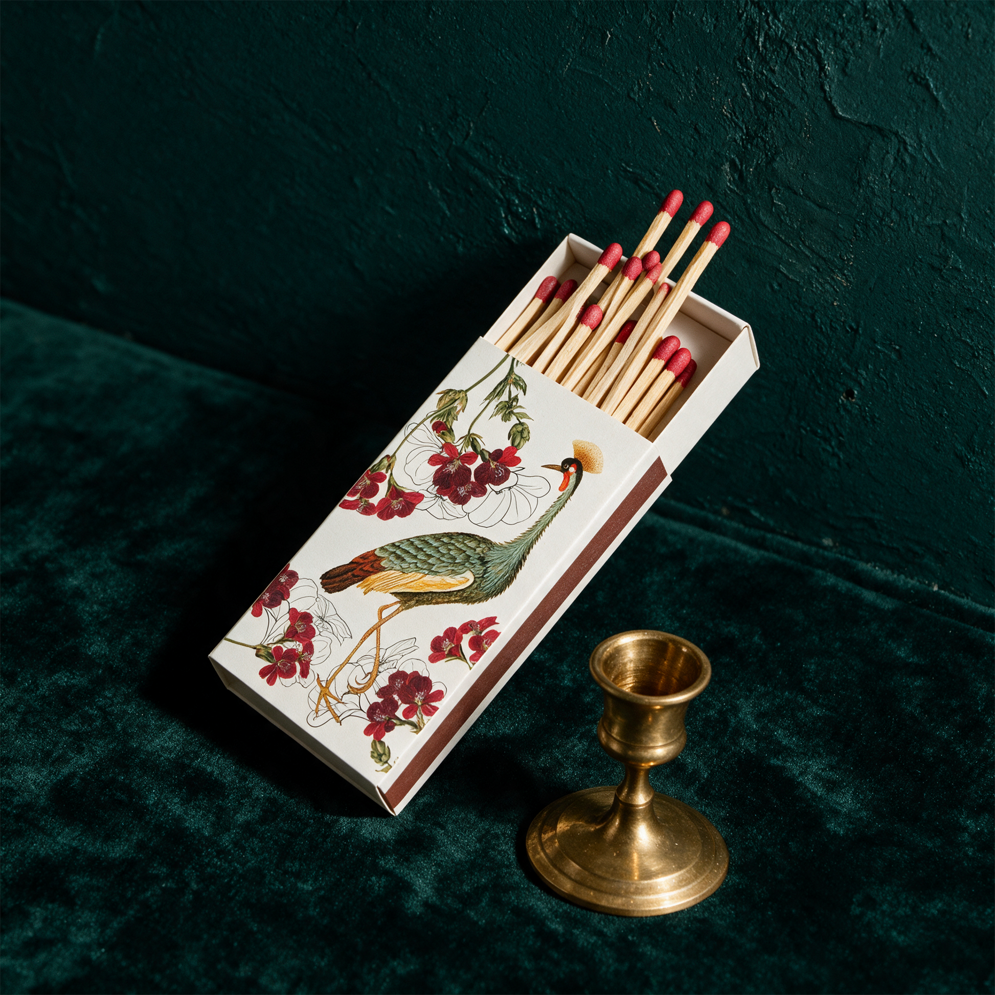 Vintage Streichhölzer – Lange Streichhölzer mit künstlerischem Motiv „Heron“ – alternative Produktansicht vor tiefem Smaragdgrün