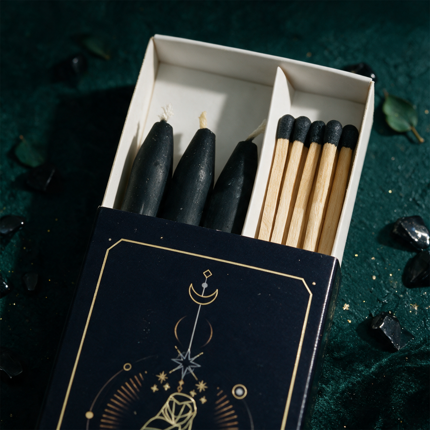 Ritual-Set „Die Eule – Hüterin der Geheimnisse“ – Schwarze Kerzen & lange Streichhölzer – Detailansicht vor tiefem Smaragdgrün