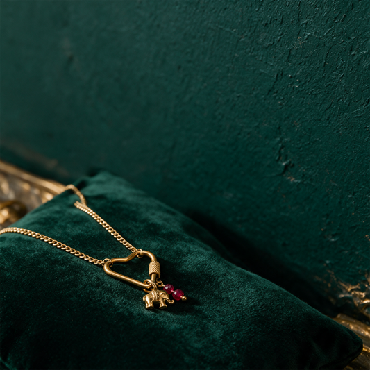 Soul Charms Guardian Soul | Vergoldete Halskette mit Elefanten-Anhänger – alternative Produktansicht vor tiefem Smaragdgrün