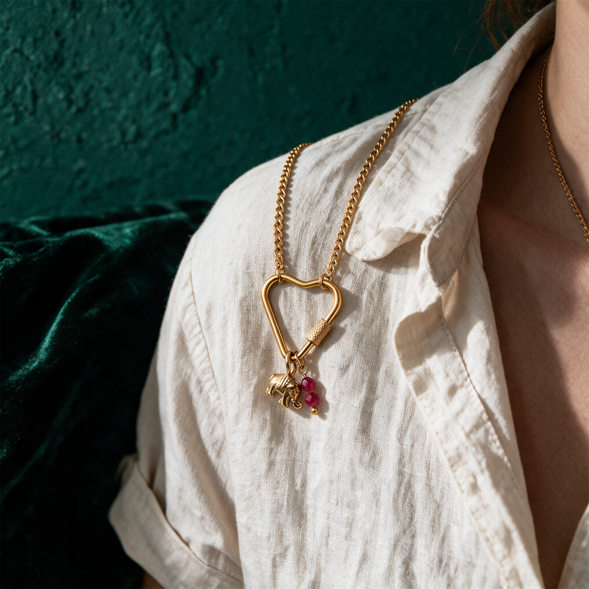 Soul Charms Guardian Soul | Vergoldete Halskette mit Elefanten-Anhänger – Detailansicht vor tiefem Smaragdgrün