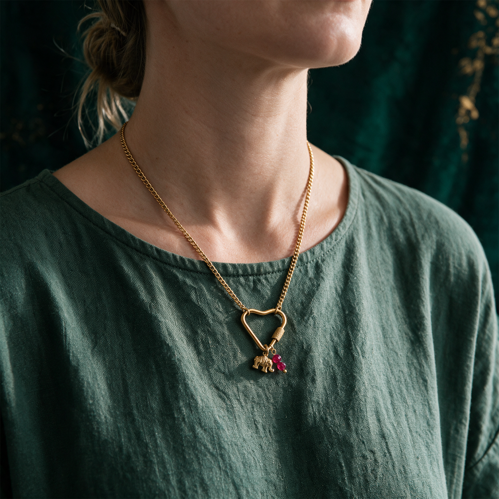 Soul Charms Guardian Soul | Vergoldete Halskette mit Elefanten-Anhänger – Anwendung vor tiefem Smaragdgrün