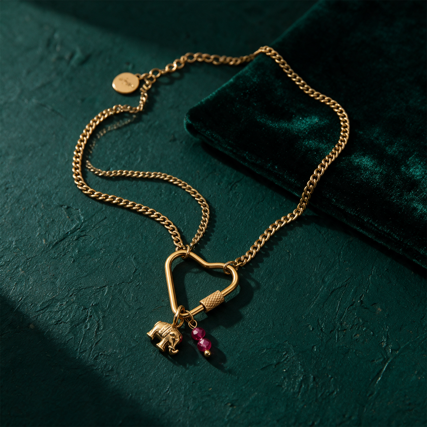 Soul Charms Guardian Soul | Vergoldete Halskette mit Elefanten-Anhänger – Material- und Setansicht vor tiefem Smaragdgrün