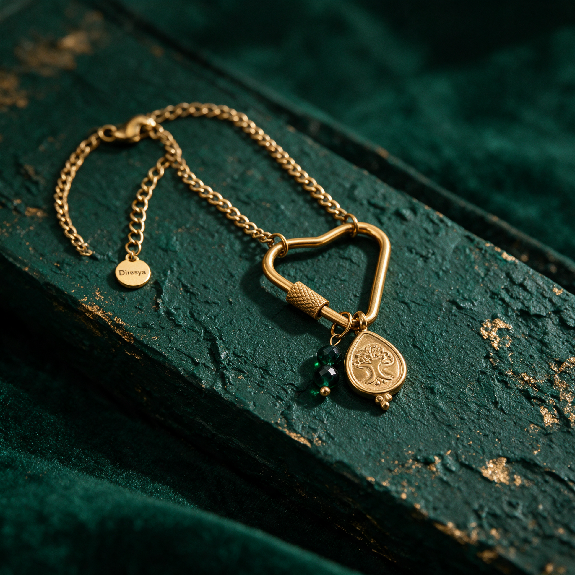 Soul Charms Grounded Soul | Vergoldete Halskette mit Lebensbaum-Anhänger – alternative Produktansicht vor tiefem Smaragdgrün