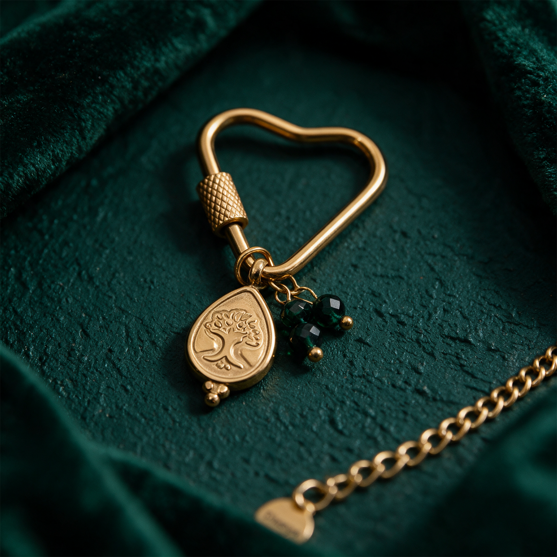 Soul Charms Grounded Soul | Vergoldete Halskette mit Lebensbaum-Anhänger – Detailansicht vor tiefem Smaragdgrün