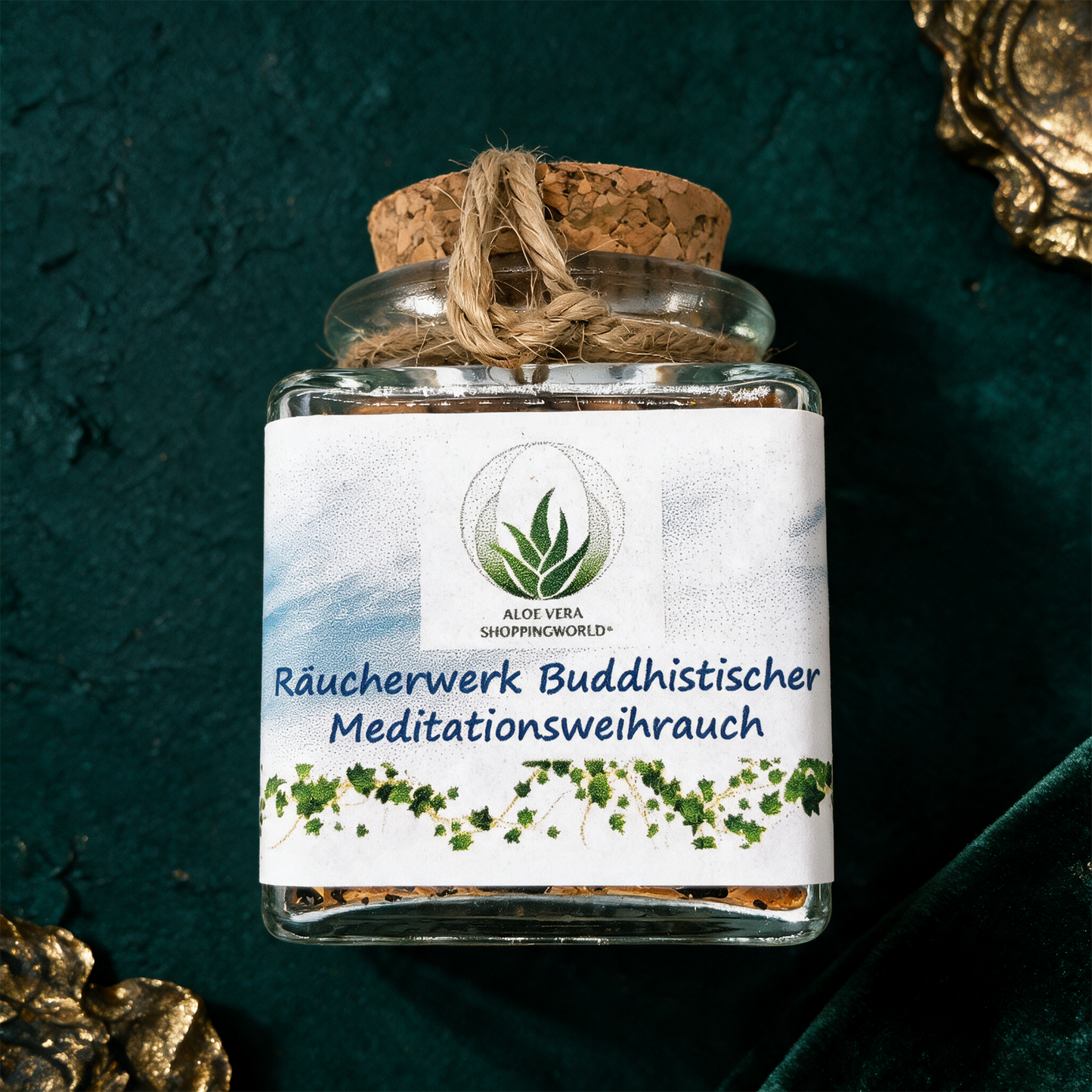 Räucherwerk "Buddhistischer Meditationsweihrauch" Glas 50 ml – Produktansicht vor tiefem Smaragdgrün