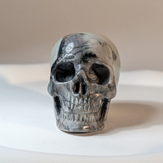 Kristallschädel Uram Kalkstein 94g - Frontansicht