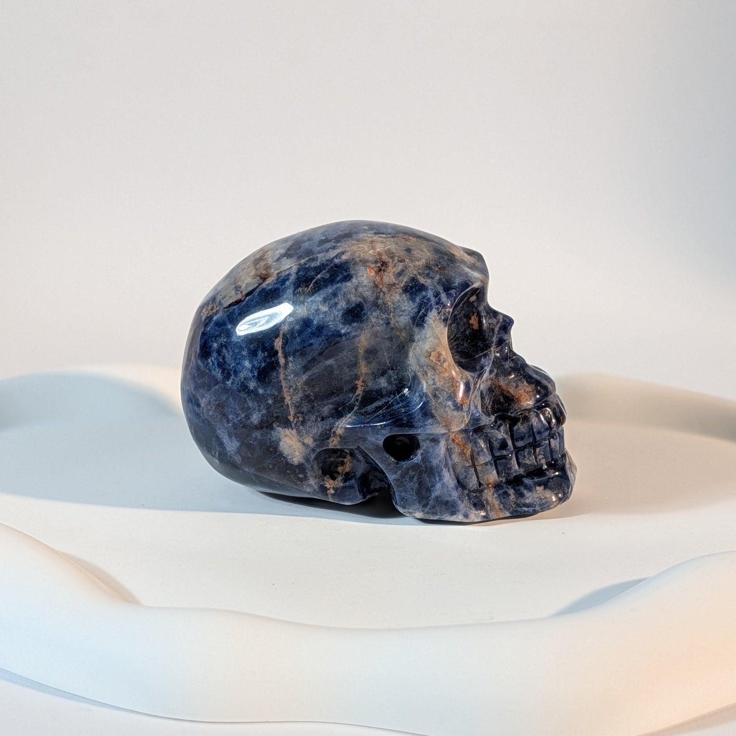 Dunkler Sodalith Kristallschädel Shar mit tiefblauer Farbe und massiver Struktur