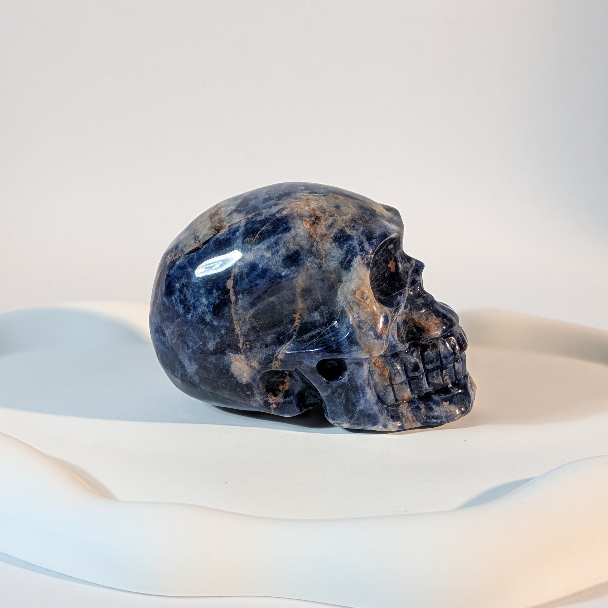Dunkler Sodalith Kristallschädel Shar mit tiefblauer Farbe und massiver Struktur