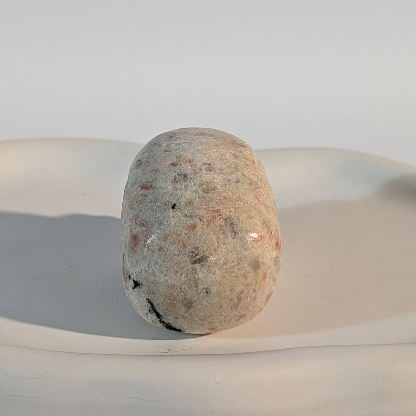 Gefährlich wirkender Kristallschädel Murim aus blutrotem Brekzienjaspis 235g mit zerrissenen Adern