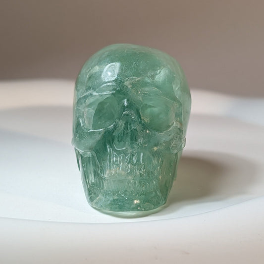 Kristallschädel Cassius aus Fluorit, grün, 105g, handgeschnitzt
