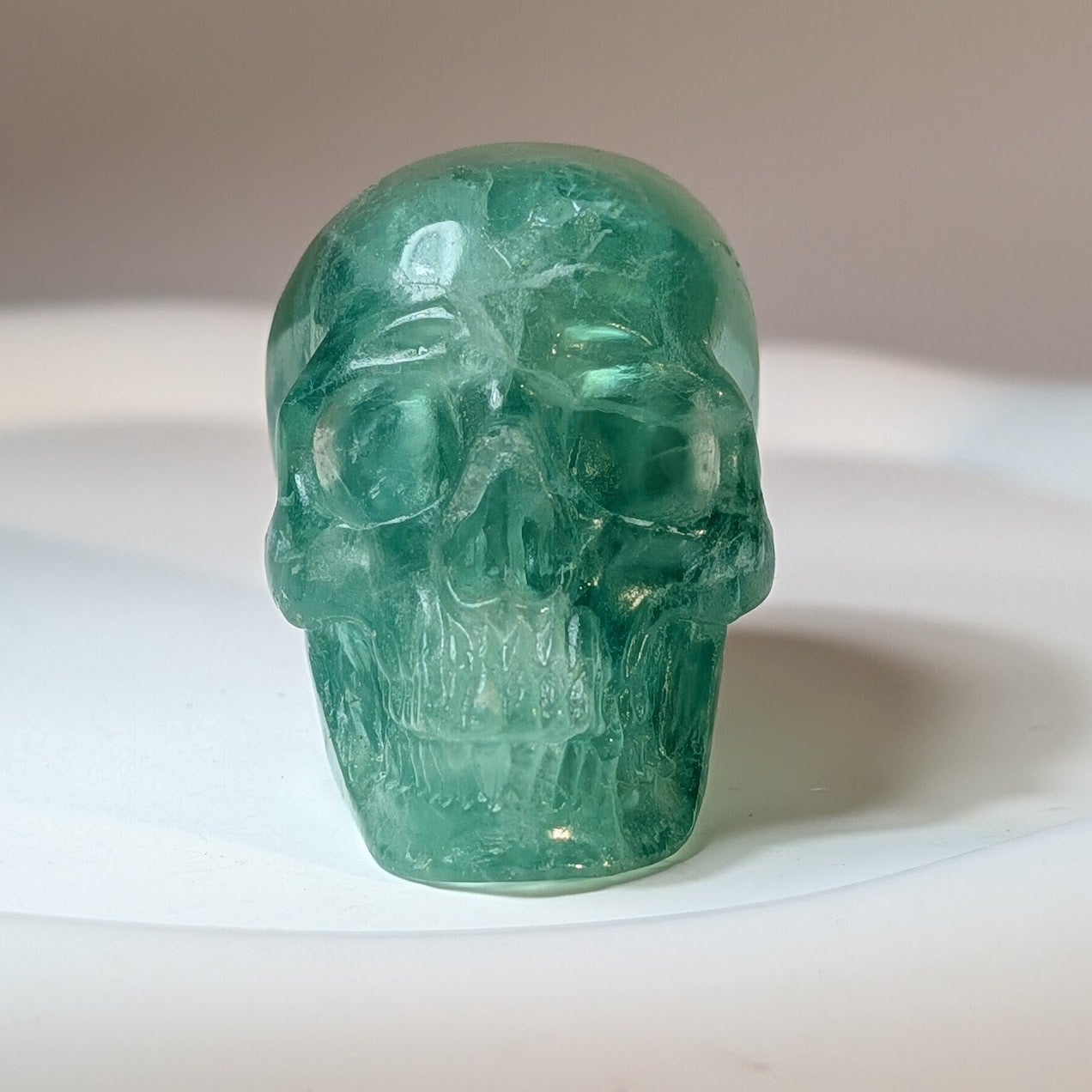 Kristallschädel Gorin aus grünem Fluorit, 98g, handgeschnitzt