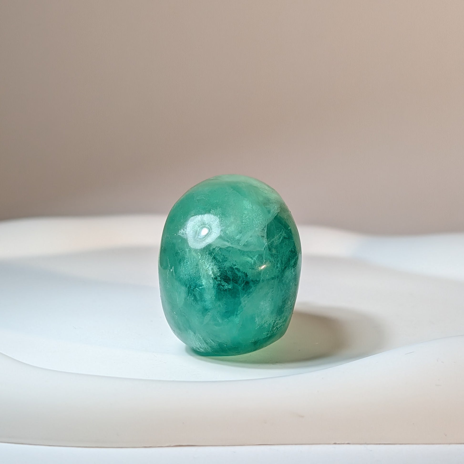 Kristallschädel Gorin aus grünem Fluorit, 98g, handgeschnitzt