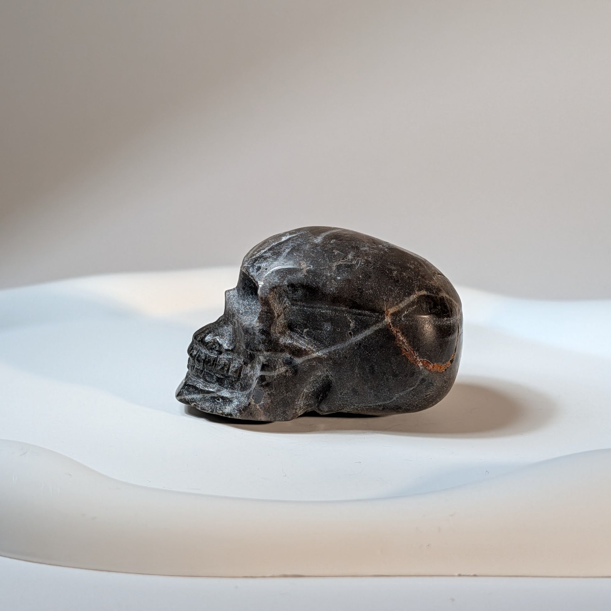 Kristallschädel Myla Pinolith Seite
