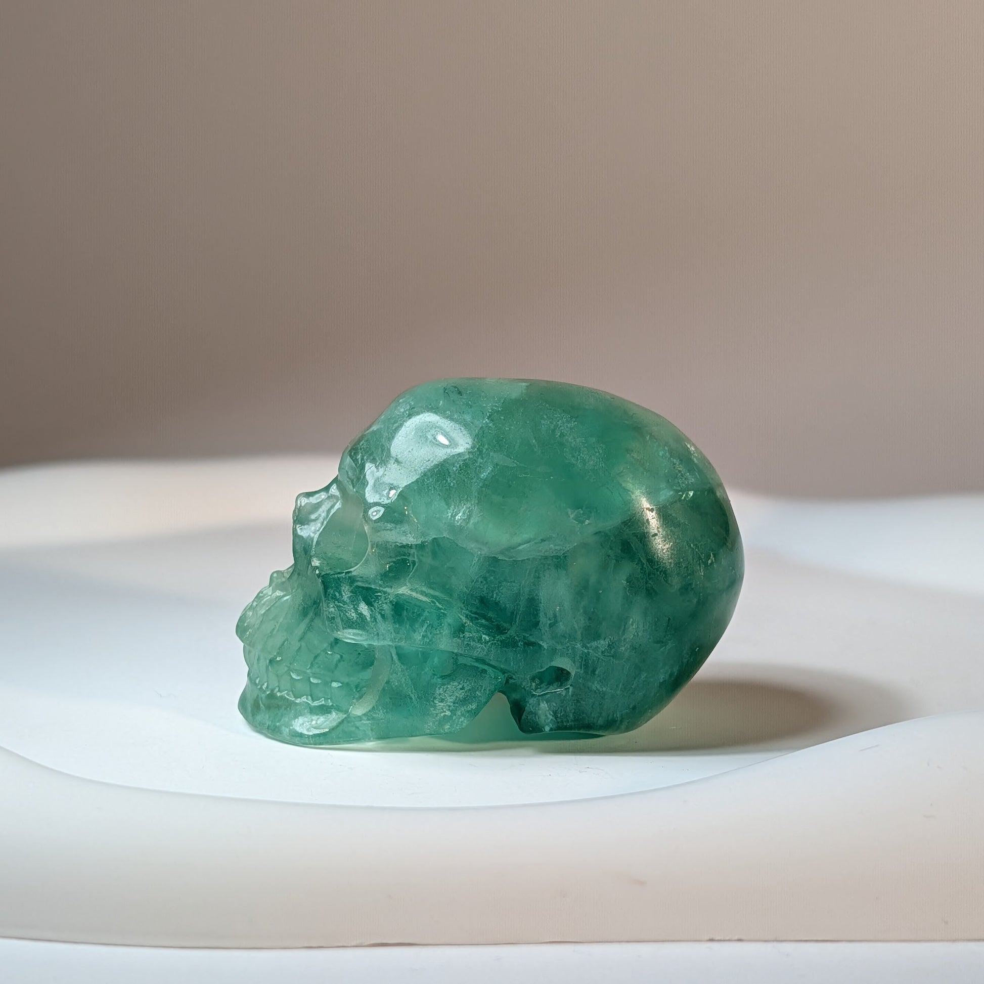 Kristallschädel Gorin aus grünem Fluorit, 98g, handgeschnitzt