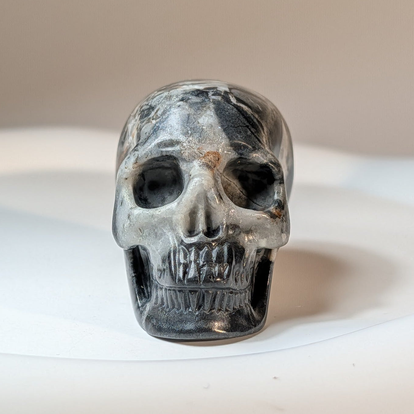 Kristallschädel Elijah aus Basalt, 82g, handgeschnitzt