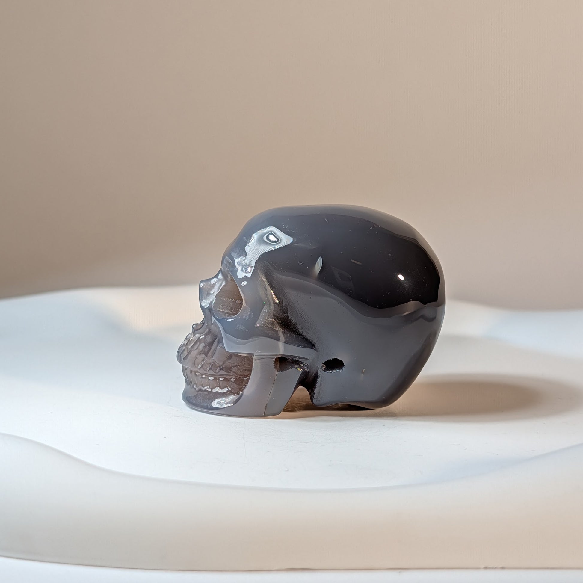 Kristallschädel Finwie Obsidian Seitenansicht