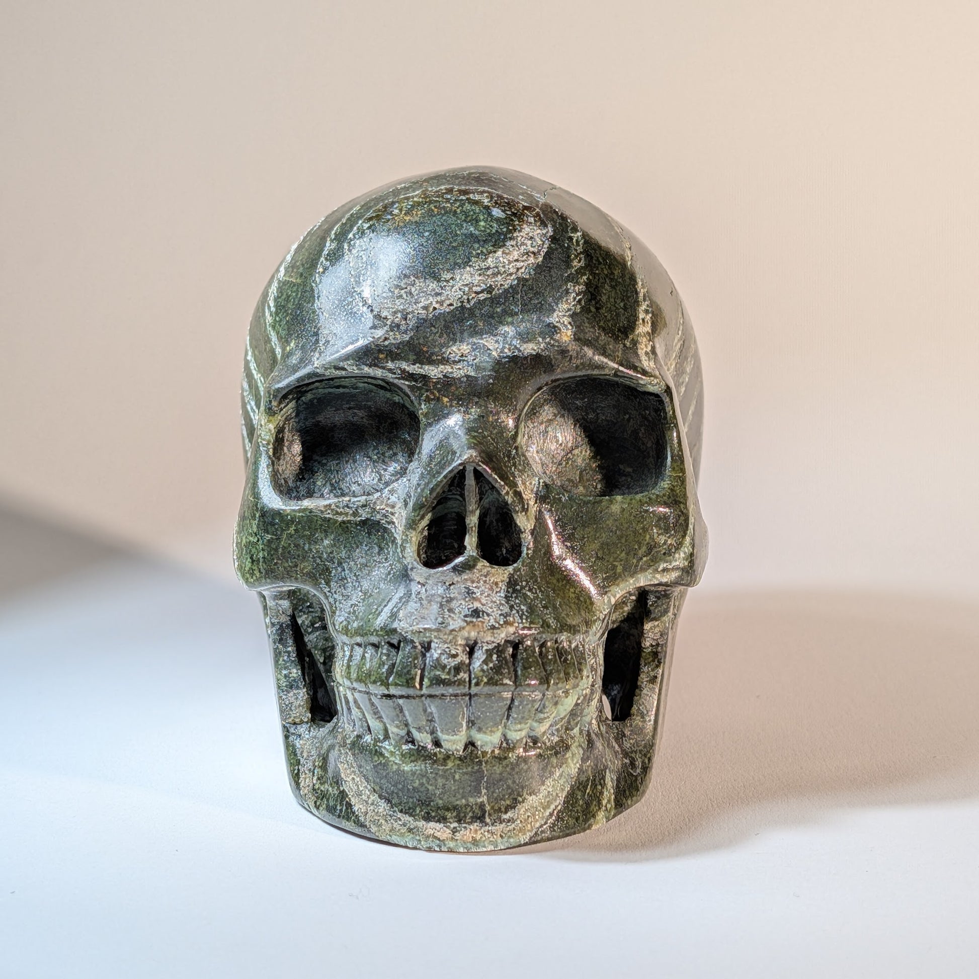 Kristallschädel Henry XL Serpentin 1355g - Frontansicht