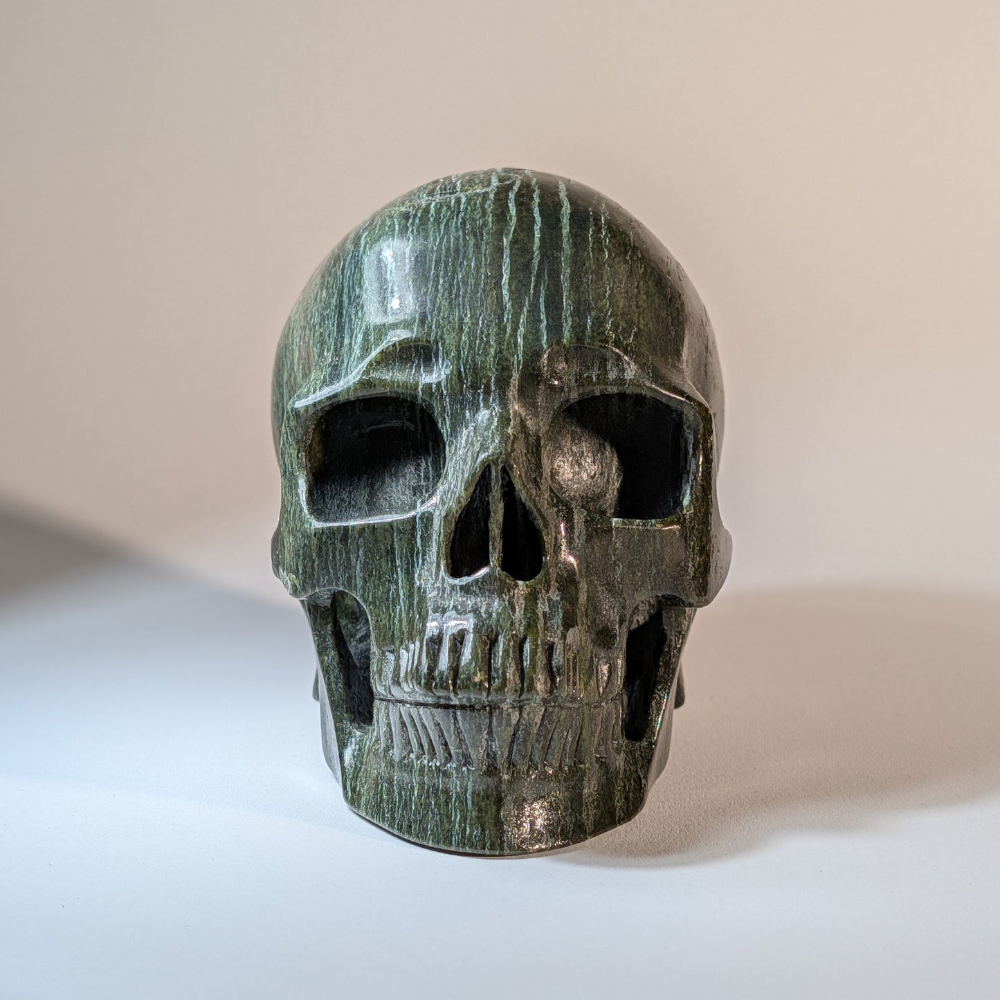 Kristallschädel Borok XL Serpentin 1210g - Frontansicht