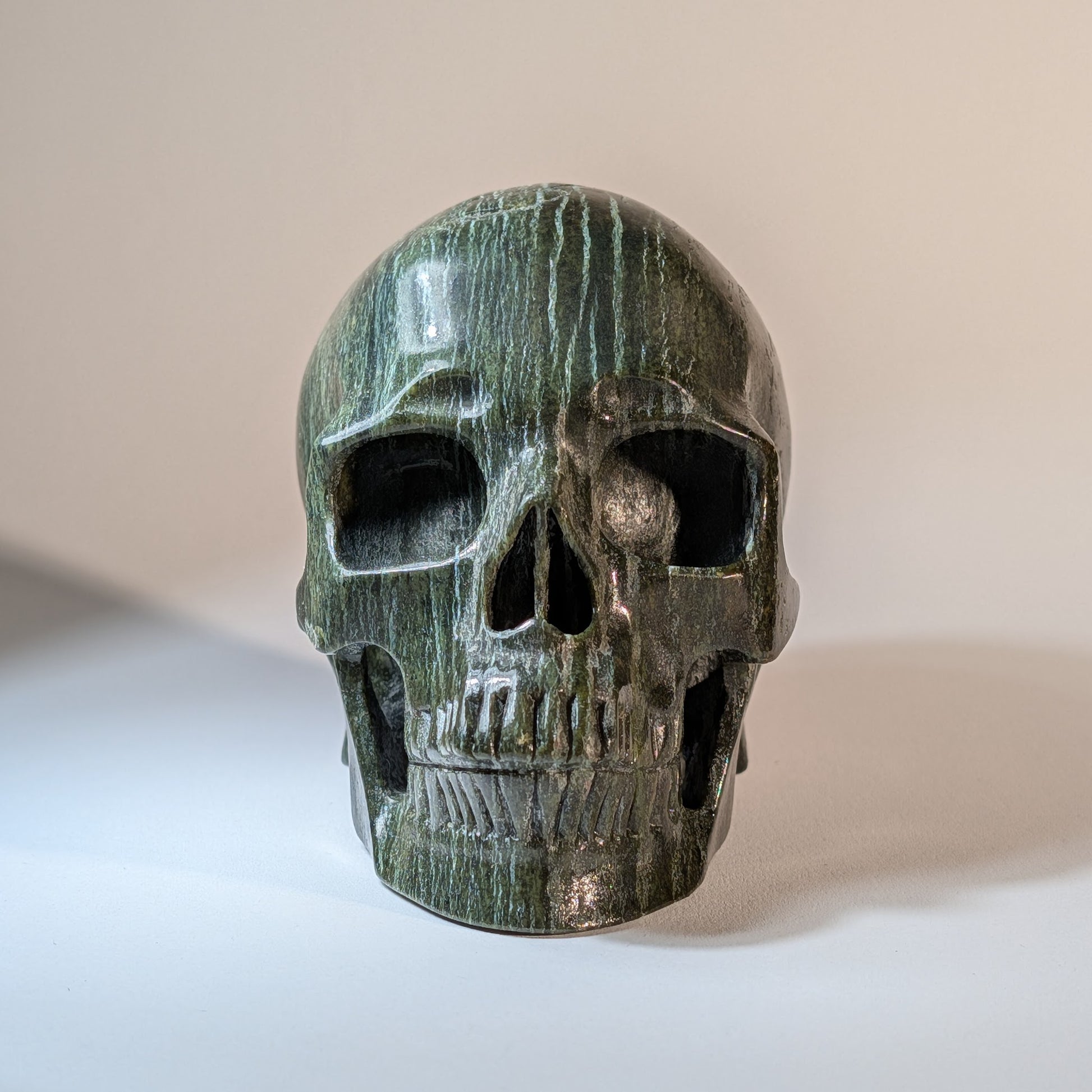 Kristallschädel Borok XL Serpentin 1210g - Frontansicht