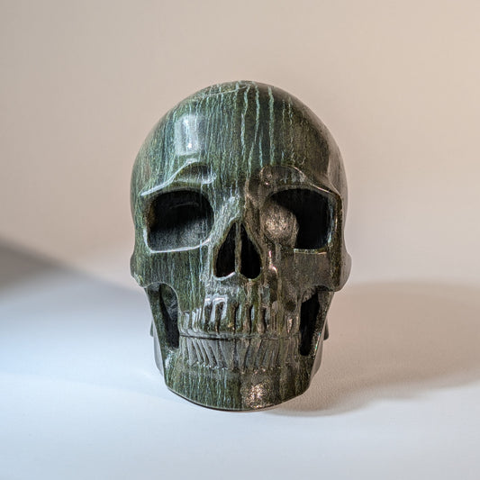 Kristallschädel Borok XL Serpentin 1210g - Frontansicht