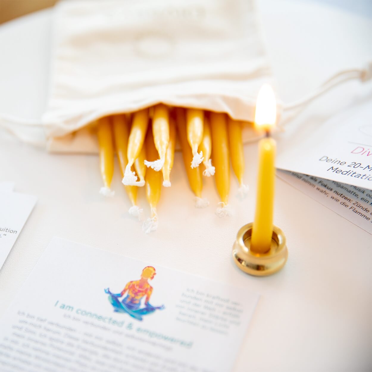 Affirmationskarte neben brennender Kerze im Ritualarrangement
