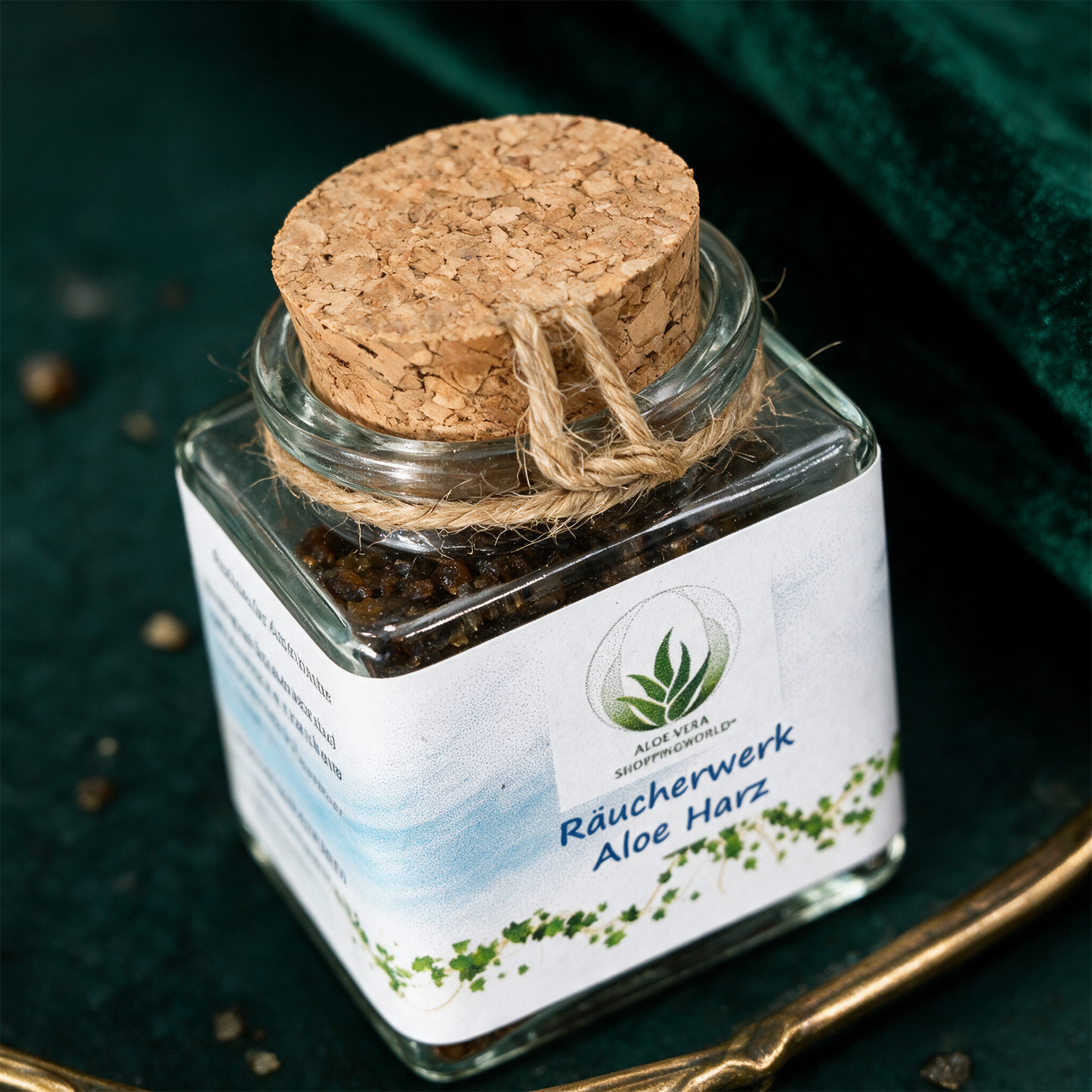 Räucherwerk "Aloe Harz" Glas 50 ml – Detailansicht vor tiefem Smaragdgrün