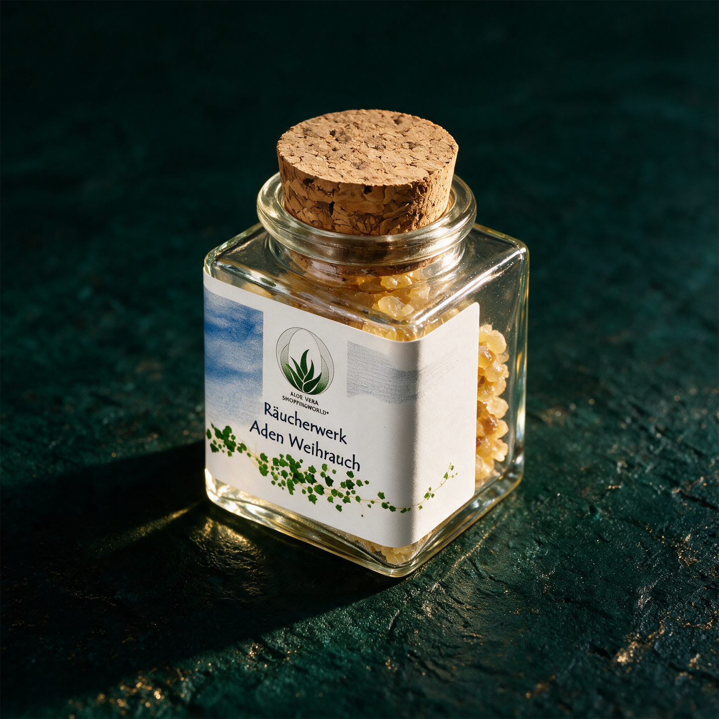 Räucherwerk "Aden Weihrauch" Glas 50 ml – alternative Produktansicht vor tiefem Smaragdgrün